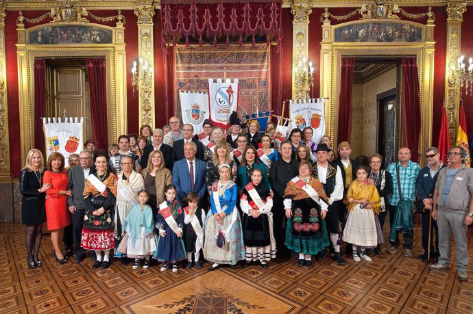 Ana Ollo con representantes de las casas regionales en Navarra