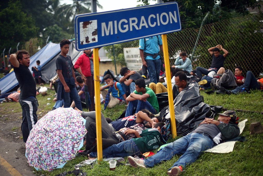 As Se Encuentran Los Miles De Migrantes Varados En La Frontera Entre