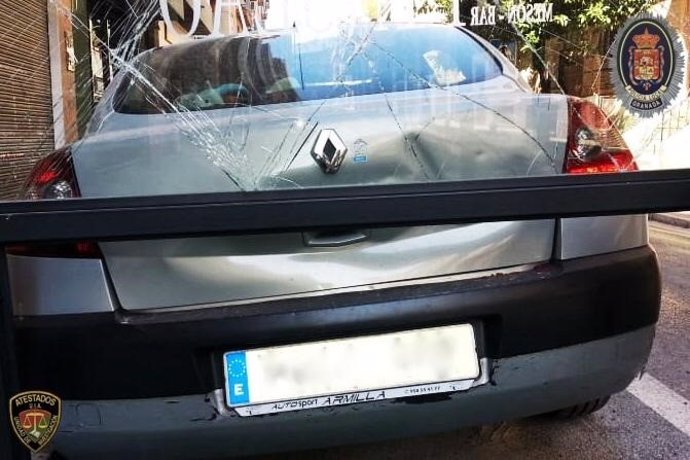 Vehículo con daños en Granada
