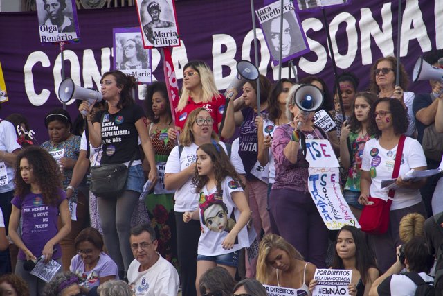Manifestantes contra el candidato de ultraderecha brasileño, Jair Bolsonaro 