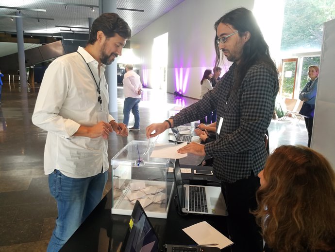Antón Gómez Reino votando en las primarias de Podemos Galicia