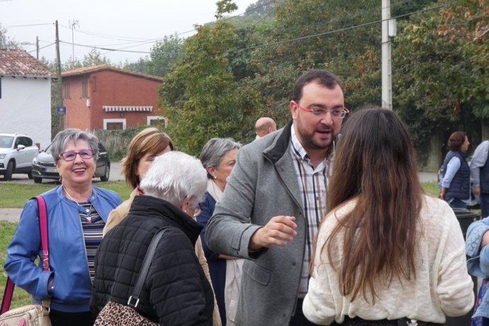 Adrián Barbón, en Llanes