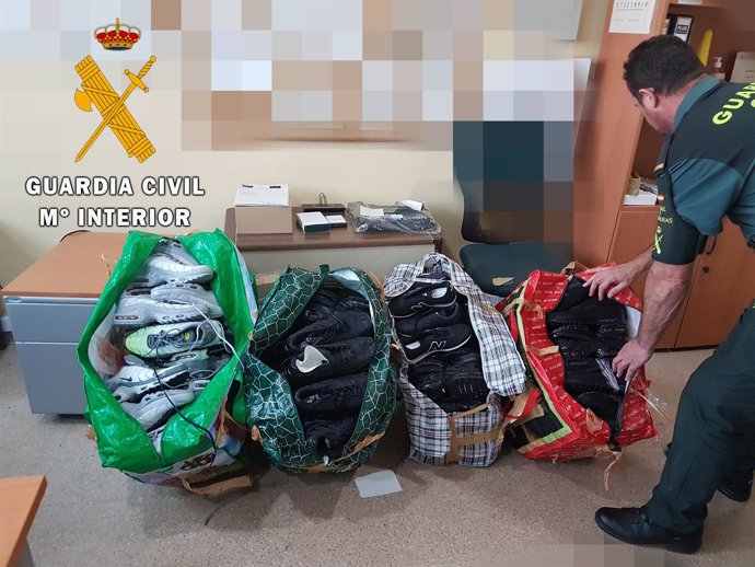 Zapatillas intervenidas por la Guardia Civil de Almería en el puerto