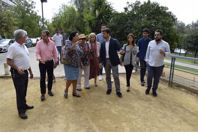 Los populares visitan el nuevo mirador al río