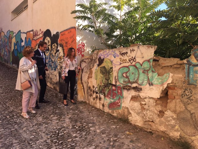 Populares visitan el muro en la calle Parra de San Cecilio