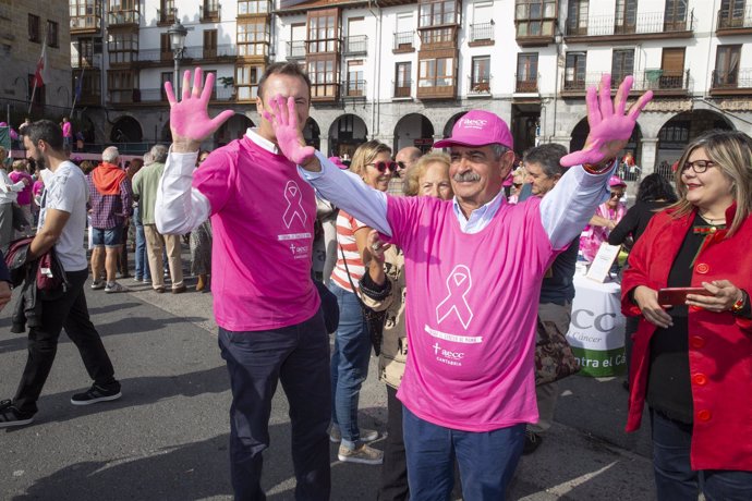 Miguel Ángel Revilla, en V Abrazo a la Bahía de Castro contra cáncer de mama