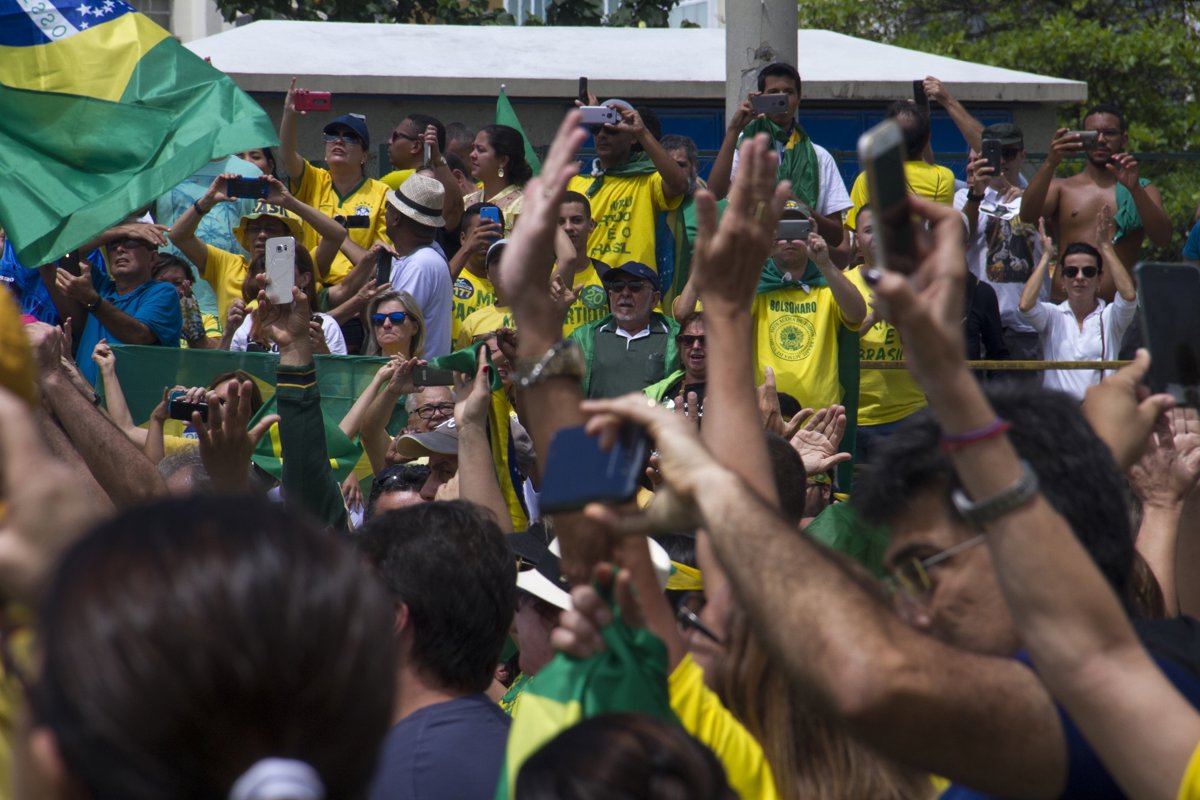 Miles de personas salen a las calles de Brasil en apoyo a Bolsonaro y ...