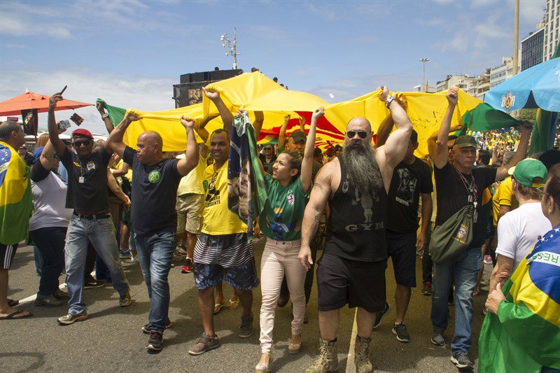 Miles de personas salen a las calles de Brasil en apoyo a Bolsonaro y ...