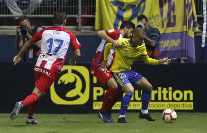 Un lance del partido entre Cádiz y Sporting