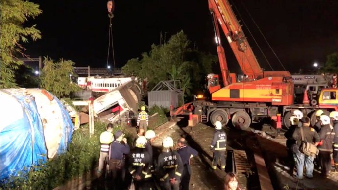 Los equipos de rescate trabajan en la zona del accidente de tren en Taiwán.