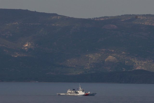 Un barco de la Guardia Costera turca patrullando para rescatar a migrantes