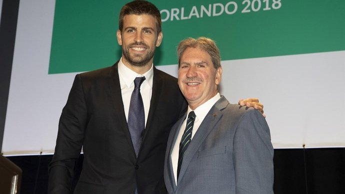 Gerard Pique y el presidente de la ITF David Haggerty