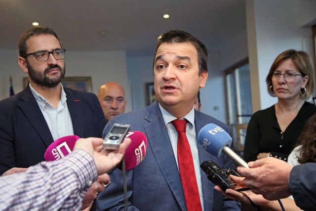 El consejero de Agricultura, Francisco Martínez Arroyo, se reúne con el PSOE