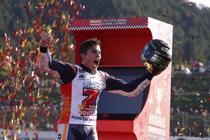 Marc Márquez (Repsol Honda) celebra el títol de MotoGP en el GP el Japó 2018