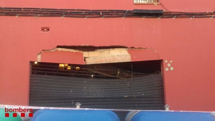 Edificio donde ha caído la grúa en la rambla Sant Jordi de Ripollet