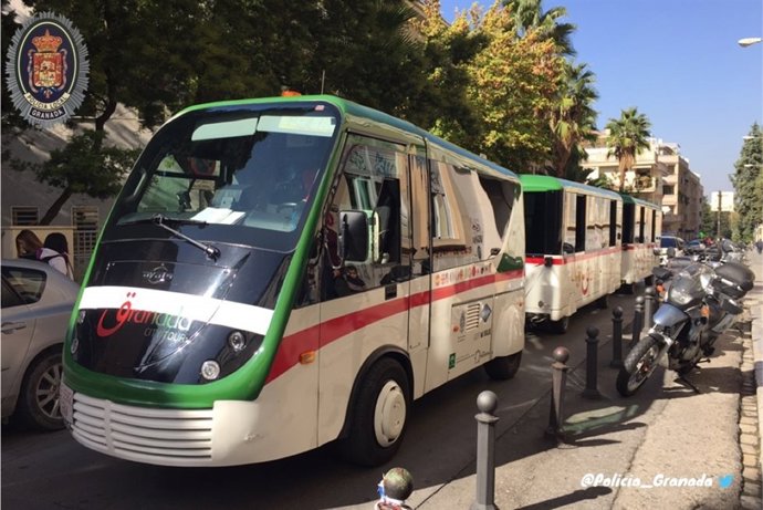 Tren turístico parado en calle Rector López Argüeta
