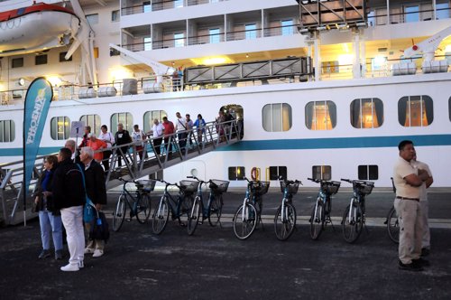 Cruceristas llegan al puerto de Huelva. 