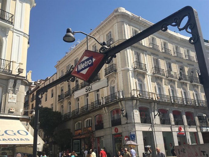 Fotos de recurso de la estación de metro y cercanías de Sol y de la Puerta del S