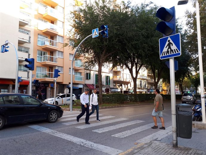 Movilidad instala báculos lumínicos en calle Manacor