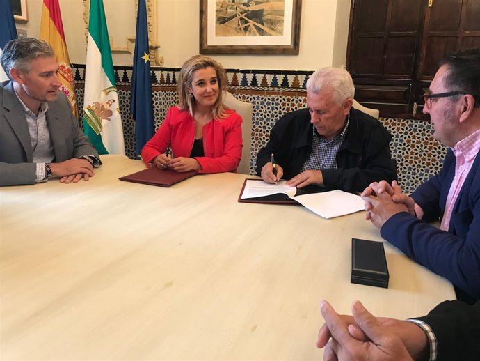 La alcaldesa de Alcalá firma un convenio con la peña 'Soleá de Alcalá'