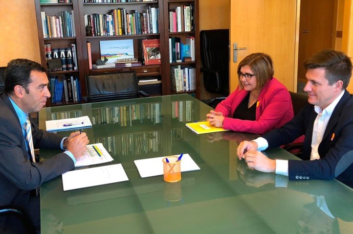 Reunión de la presidenta de la Diputación de Cáceres con el presidente de la CHT