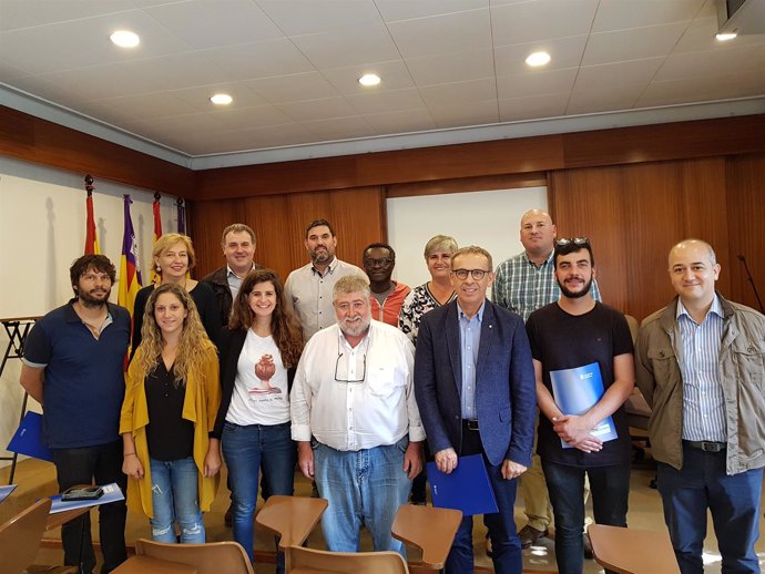 El conseller insular de Desarrollo Local, Joan Font, con alcaldes de Mallorca