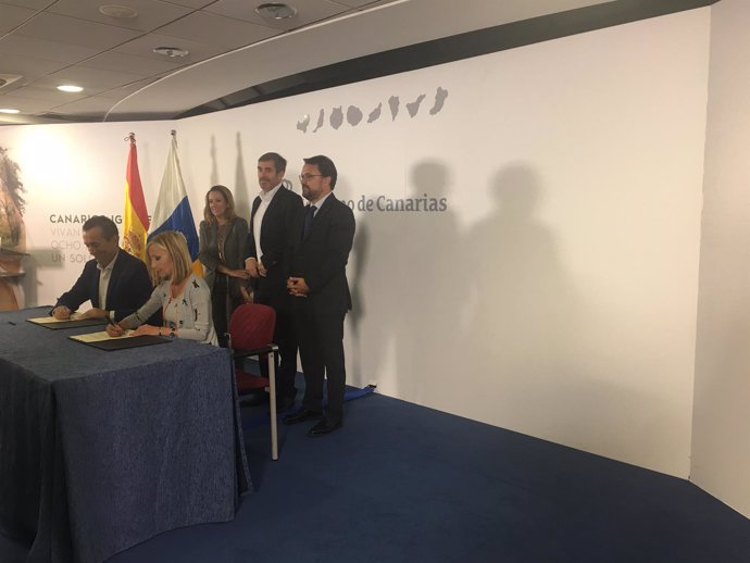 José Miguel Ruano y María Australia Navarro suscriben el acuerdo presupuestario