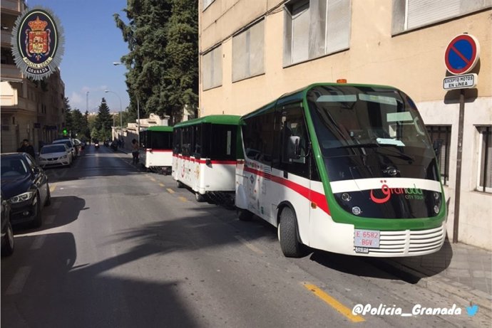 Tren turístico averiado, apartado en la calle Rector López Argüeta