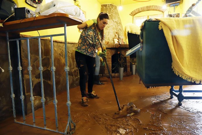 Vecina Campillos limpieza enseres casas inundaciones riada barro lodo 