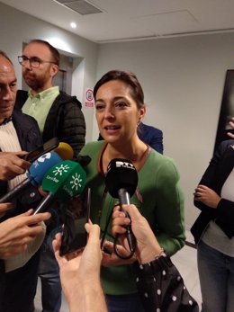 La alcaldesa, Isabel Ambrosio, atiende a los periodistas