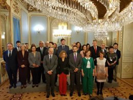 La consejera María José Beaumont a la derecho de la fotografía. .