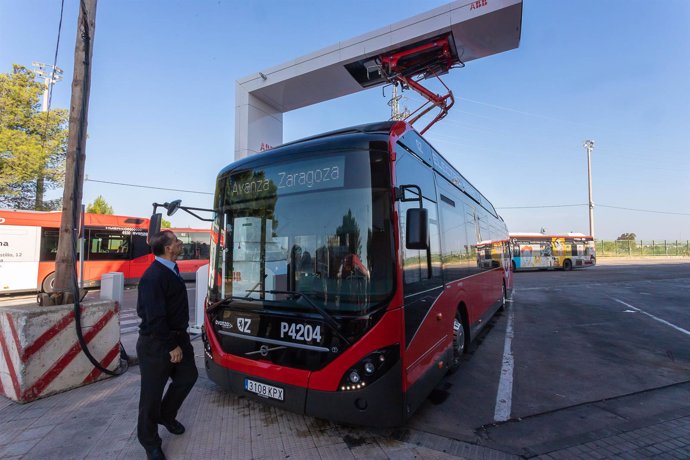 Un nuevo autobús híbrido-eléctrico con carga superior mediante pantógrafo