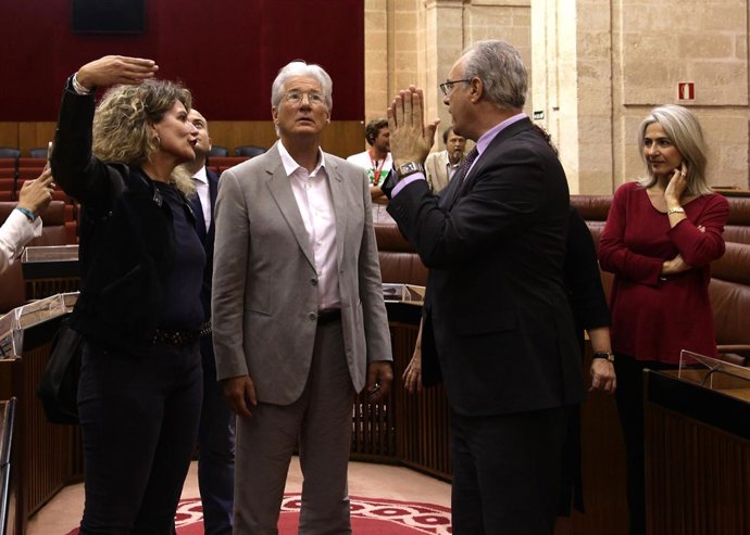 Richard Gere visita el salón de Plenos del Parlamento