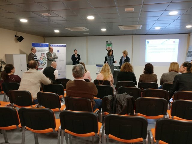 La diputada Carmen Belén López en uno de los cursos de la Alpujarra.