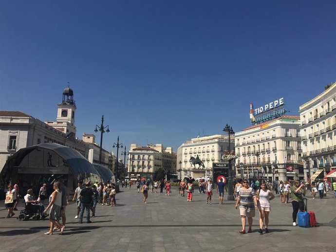 Fotos de recurso de la estación de metro y cercanías de Sol y de la Puerta del S