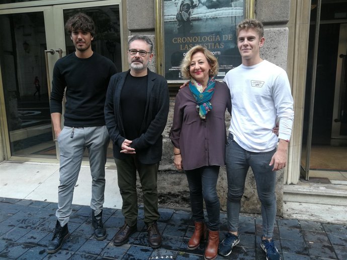 Elenco de 'Cronología de las bestias' con el director de artes escénicas del IVC