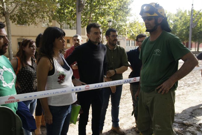 Teresa Rodríguez y Antonio Maíllo en Campillos tras las lluvias 