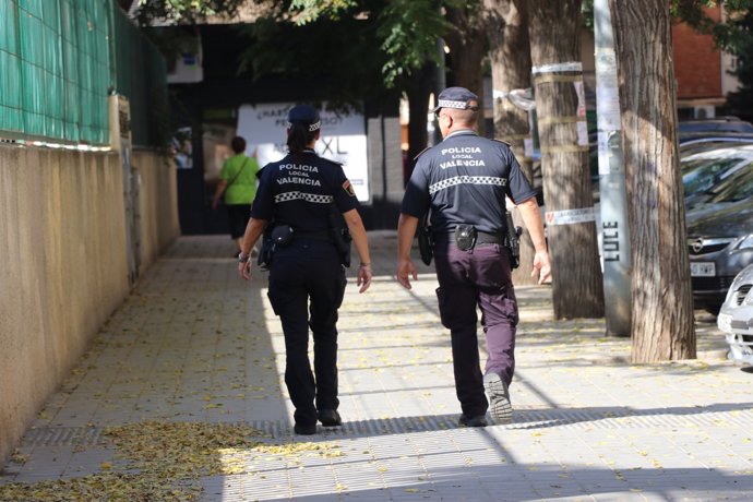 Dos agents de la Policia Local per València