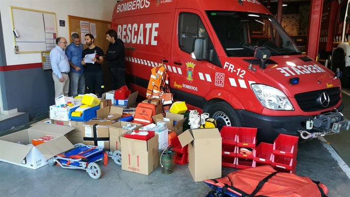 El concejal de Protección Civil con miembros del parque de bomberos 