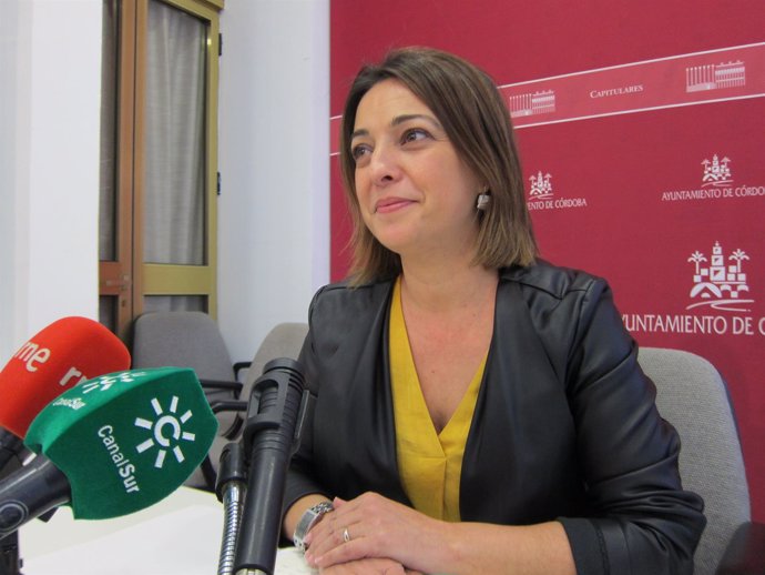 La alcaldesa de Córdoba, Isabel Ambrosio, en una rueda de prensa