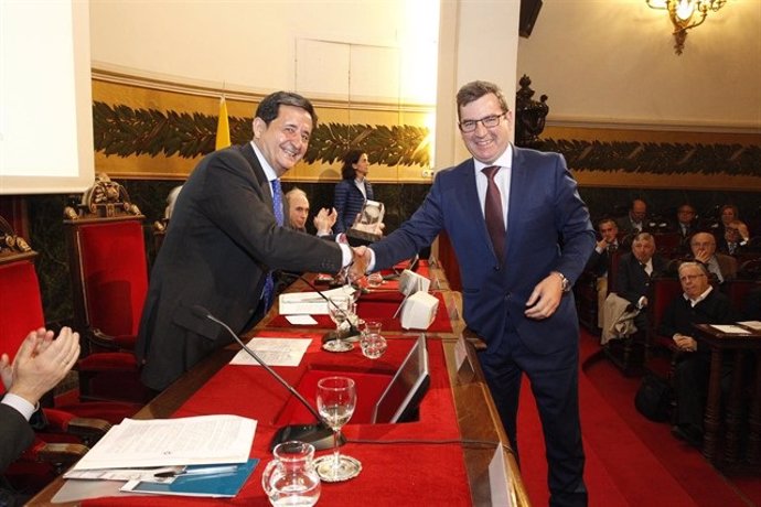 El director de Valdecilla, Julio Pascual recoge un premio de la SEN  (archivo)
