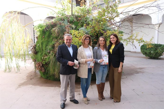 Ruiz (centro) y Alcalde visitan la instalación 'Capricho'