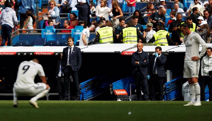 Lopetegui mira a unos abatidos Benzema y Bale tras la derrota ante el Levante