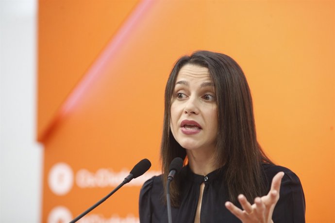 Inés Arrimadas en roda de premsa després de la reunió del Comitè Permanent