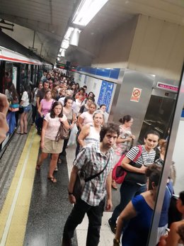 Aglomeraciones de personas en los andenes del Metro de Madrid