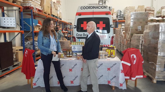 La subdelegada visita el centro de almacenamiento de Cruz Roja Huesca
