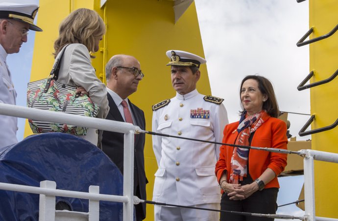 La ministra de Defensa, Margarita Robles, i el seu homòleg 