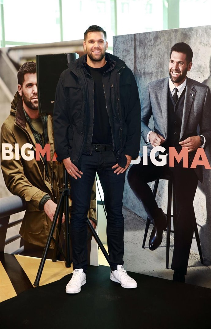 Felipe Reyes  tiene problemas para encontrar ropa de su talla 