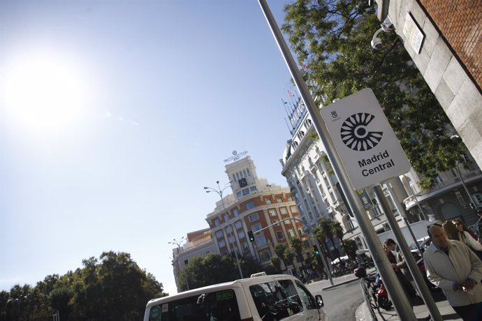 Fotos recursos de carteles de Madrid Central y de líneas naranjas de la nueva or