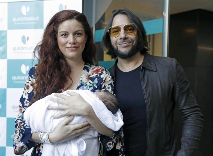 Joaquín Cortés y Mónica Moreno a la salida del hospital